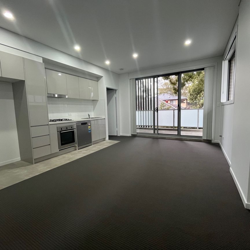 Modern three bedroom unit - 20% below market rent - Photo 1