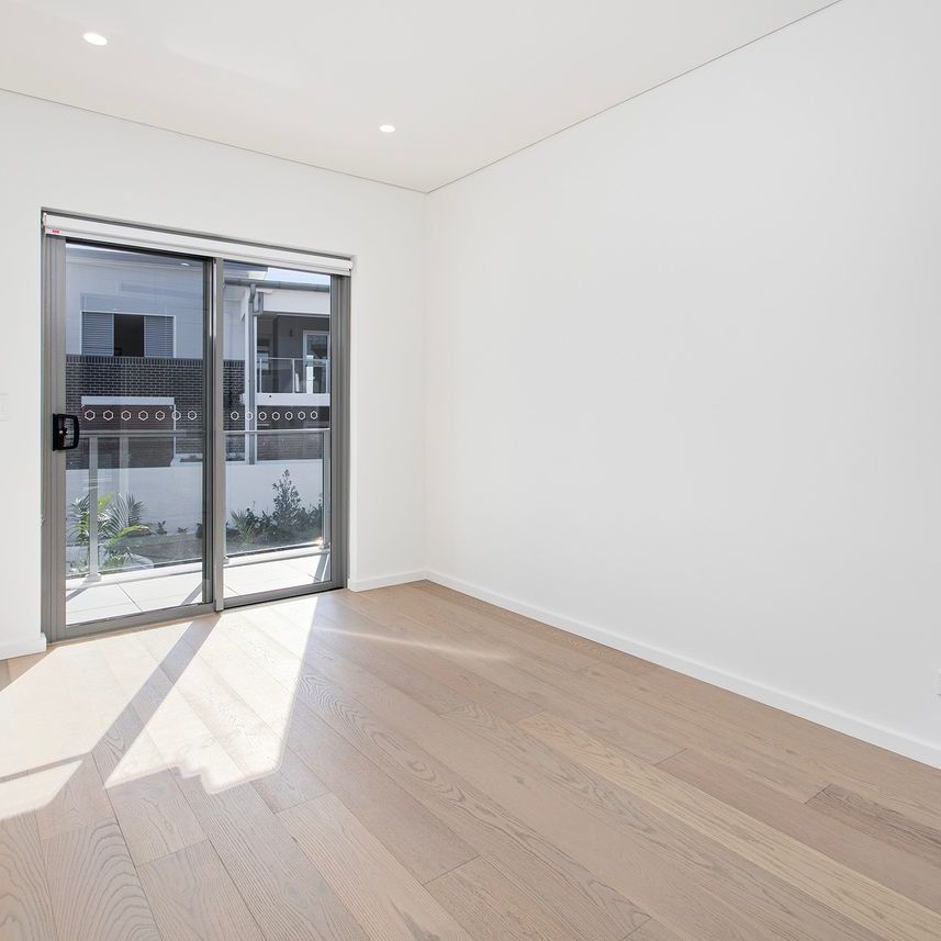 STUNNING EXECUTIVE 3 BEDROOM APARTMENT ! - Photo 1