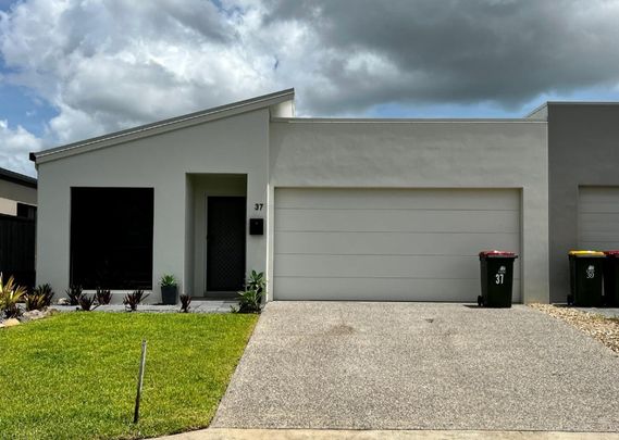 STUNNING FAMILY HOME WITH LAKESIDE LIVING! - Photo 1