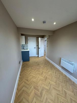 6 bedroom semi-detached house to rent - Photo 1