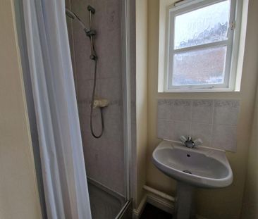 3 bedroom end of terrace house to rent - Photo 4