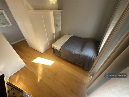 1 bedroom in a flat share to rent - Photo 5