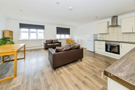 2 bedroom apartment to rent King Street, East Grinstead, West Sussex, RH19 - Photo 2