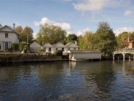 Stunning detached cottage in a tranquil setting overlooking the River Thames - Photo 4