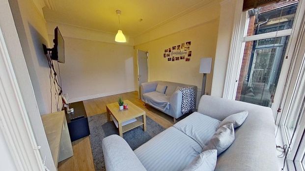 Ash road , Headingley - Photo 1