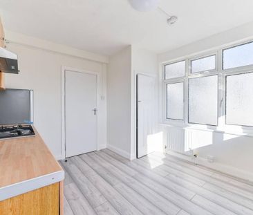 3 bedroom flat to rent - Photo 4