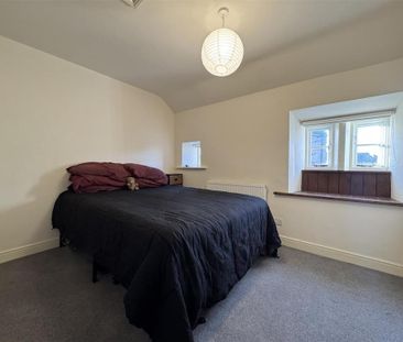 1 bedroom character property to rent - Photo 2