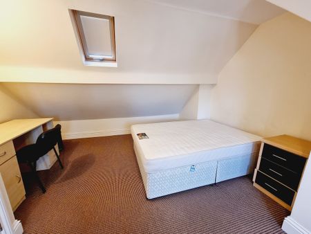 5 Bed Student Accommodation - Photo 2