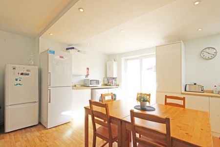 Large Social Space Close to Cribs Causeway - Photo 4