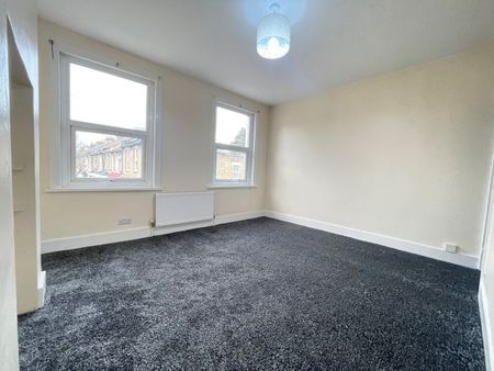 3 Bed Terraced House, Hollybush Street, E13 - Photo 5