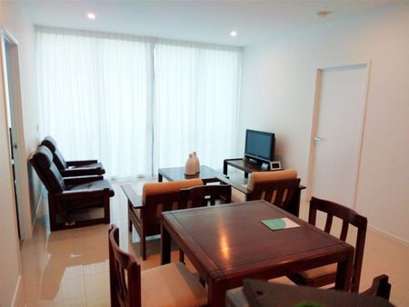 Fully furnished two-bedroom unit, prime location no bills included - Photo 2