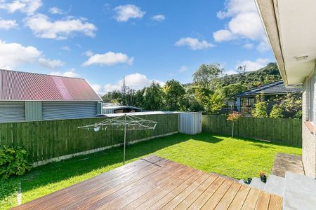 Charming Sunny 2BR Home with Deck & Fully-fenced - Photo 5