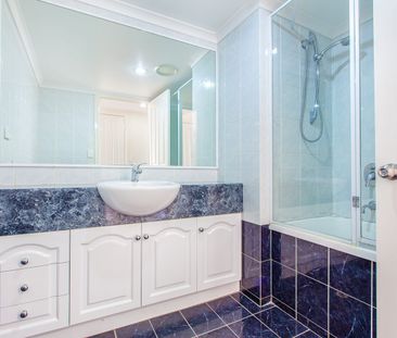 Location & Size in small block of apartments. - Photo 5