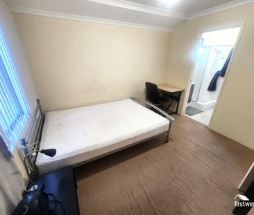 ROOM WITH ENSUITE - IDEAL FOR STUDENTS!! - Photo 2