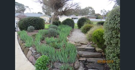 GREAT 4 BEDROOM FAMILY HOME NEXT TO RESERVE- Small pet negotiable - Photo 2