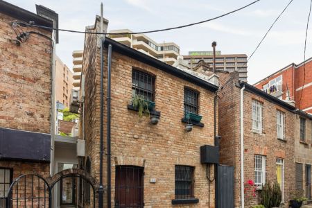 Walk-Everywhere Lifestyle | Renovated Two-Bedroom Terrace - Photo 3