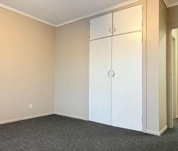 Newly Renovated 2 bedroom end unit - Photo 2