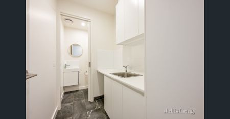 Three Bedroom Townhouse with Courtyard in Prime Location - Photo 5