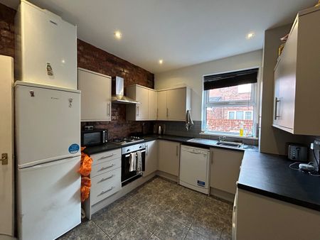 4 Bed Terraced House, Moseley Road, M14 - Photo 3