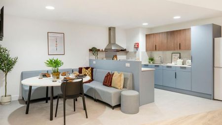 4 bedroom flat to rent - Photo 2