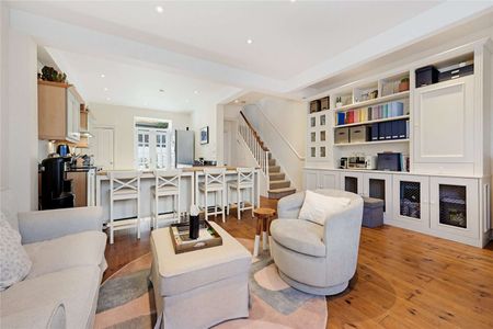 An impressive four bedroom family house with a south east facing garden - Photo 2