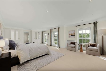 A grand mansion house in a prestigious private road location a short drive from both Esher and Cobham, ideally located for the ACS International School. - Photo 5