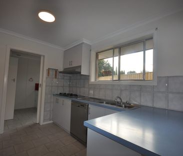 Spacious 3-Bedroom Home in a Prime Greensborough Location - Photo 3