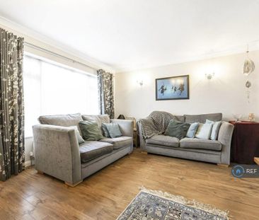 4 bedroom semi-detached house to rent - Photo 2