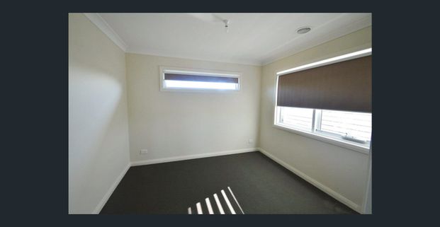 IMPRESSIVE TOWNHOUSE IN MOUNT WAVERLEY SCHOOL ZONE (STSA) - Photo 1