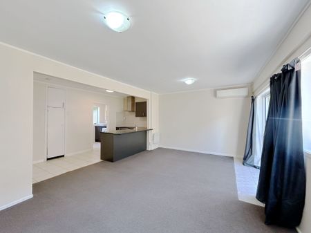 Spacious one bedroom unit plus carpark - Photo 3