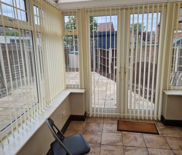 Oakfield Crescent - Photo 2