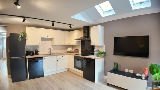 1 bedroom in a house share to rent - Photo 1