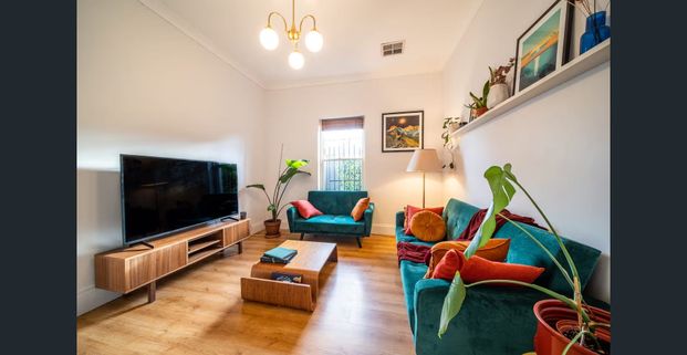 Charming Fully Furnished Cottage with Garden Courtyard - Photo 1