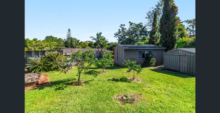 Spacious 5-Bedroom Family Home with Pool - Photo 4