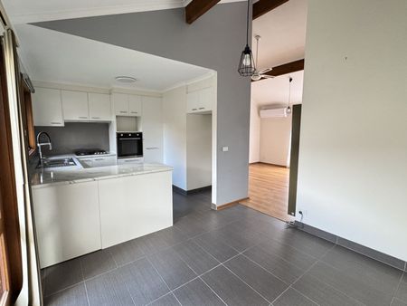 2 bedroom home located close to shops and parks. - Photo 4