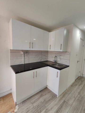 Room in a Shared House, Roxeth Green Avenue, HA2 - Photo 3