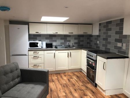 1 bedroom in a house share to rent - Photo 4