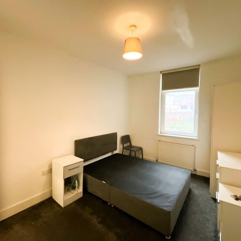 1 bedroom in a house share to rent - Photo 1