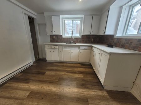 Grand appartement rénové d'une chambre à louer - Photo 3