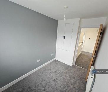 4 bedroom semi-detached house to rent - Photo 5