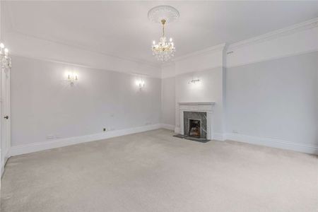 A stunning Grade II listed three bedroom coach house with a lovely patio garden. - Photo 5