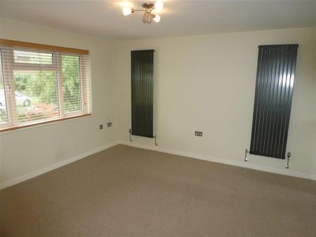 4 bedroom semi-detached house to rent - Photo 5