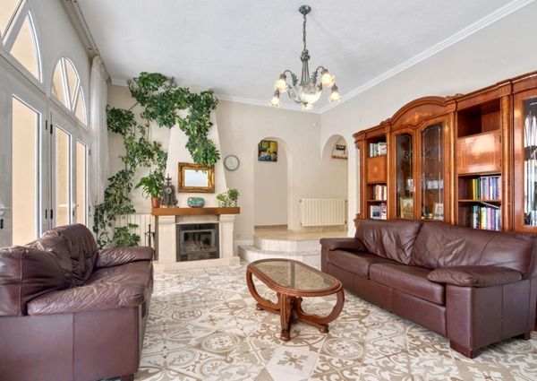 Villa for rent in Cumbre del Sol with 5 bedrooms