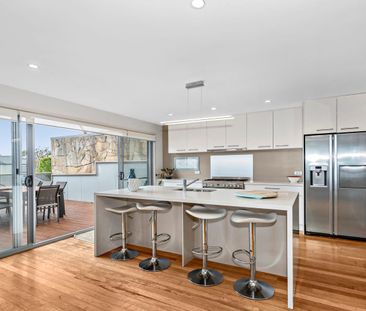 Coastal Living with 5 Bedrooms - Photo 4