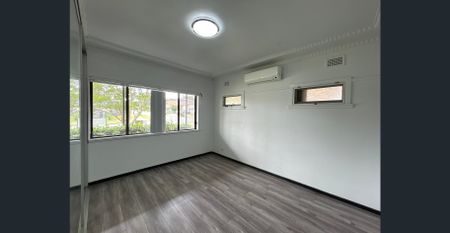 Modern 4 Bedroom Home - Photo 5