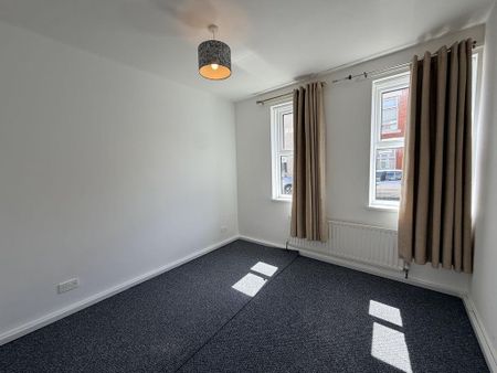 3 bedroom ground floor flat to rent - Photo 3