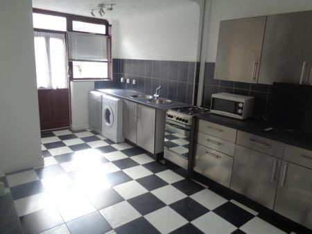 2 bedroom end of terrace house to rent - Photo 4