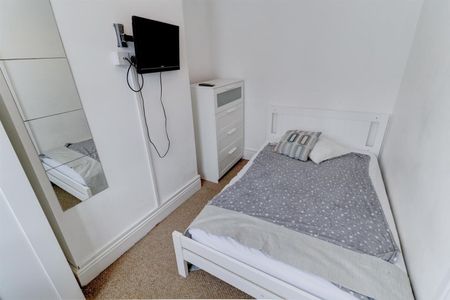 4 BED Terraced House To rent - Photo 5