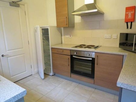 Bedroom Detached House In Winton, BH9 - Photo 4