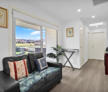 Modern 5-bedroom townhouse with solar-powered living. - Photo 3